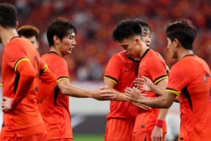 澳大利亚放水？中国男足半场0射门，王钰栋无机会，打平=一起出线